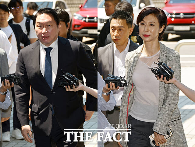 최태원 SK그룹 회장(왼쪽)과 노소영 아트센터 나비 관장이 지난 6월 서울 서초구 서울고등법원에서 열린 재산분할 파기환송심 2차 조정 기일에 출석하며 기자들의 질문을 받고 있다. /임영무 기자
