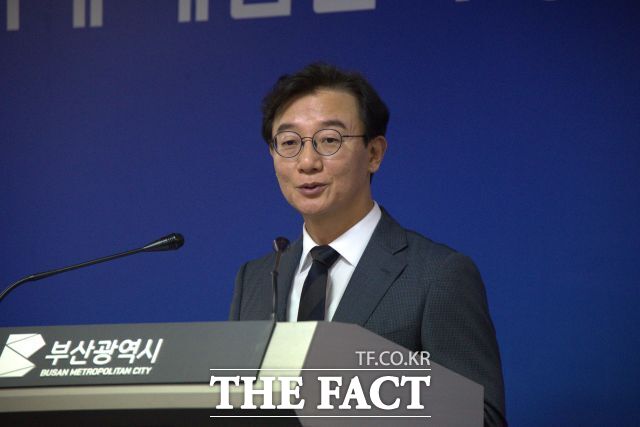 전재수 부산시장이 14일 부산시청에서 기자회견을 하고 있다. /손연우 기자