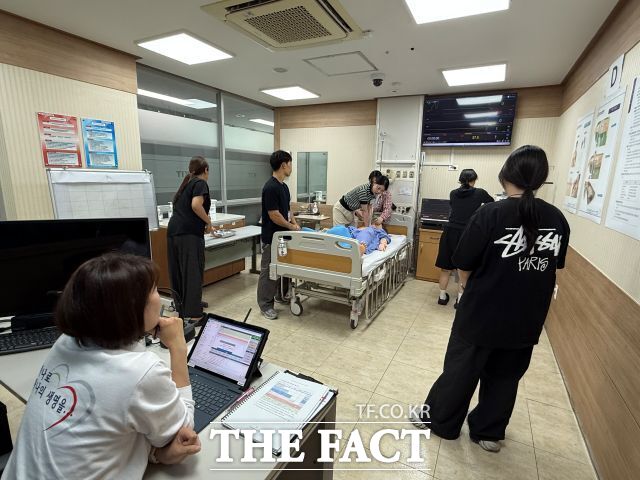경남정보대 간호시뮬레이션센터에서 학생들이 교육을 받고 있다. /경남정보대