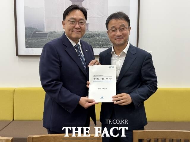 조상호 세종시장(왼쪽)이 14일 국회에서 한병도 더불어민주당 원내대표를 만나고 있다. /세종시