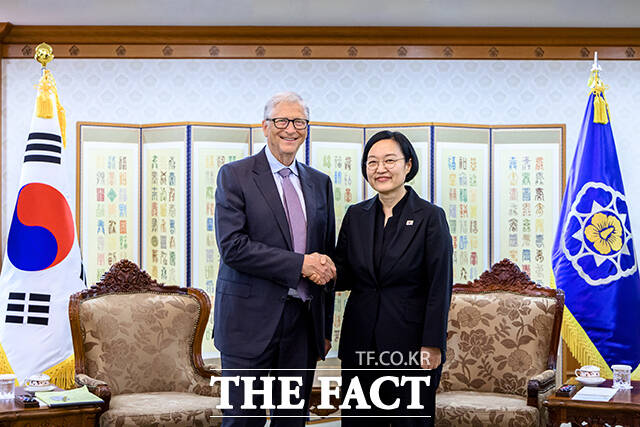 한성숙 국무총리(오른쪽)는 14일 정부서울청사에서 빌 게이츠 테라파워 이사회 의장과 만나 한미 간 간 차세대 소형모듈형원자로(SMR) 협력과 인공지능(AI) 시대 글로벌 에너지 해법을 논의했다. /국무총리실