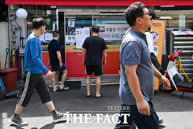 시민들이 삼계탕 판매 식당에 들어가고 있다.
