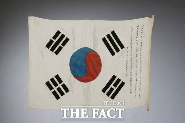 김구 선생 서명문 태극기. 김구 선생이 중국에서 미국으로 향하던 매우사 신부에게 전한 태극기로, 친필 묵서와 인장이 남아 있다. /독립기념관