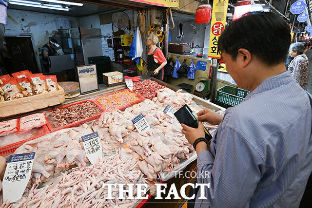 시민들이 삼계탕 판매 식당에 들어가고 있다.
