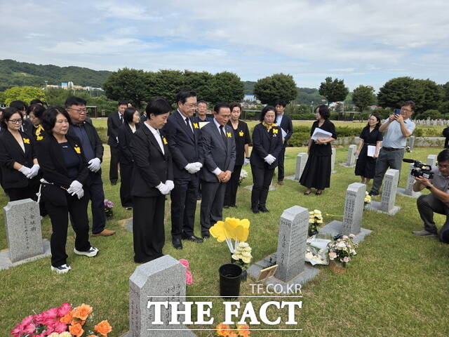 장기수 천안시장, 구본영 충남도 정무부지사, 엄소영 천안시의장이 14일 국립망향의동산에서 고 김학순 할머니의 묘를 참배하고 있다. /정효기 기자