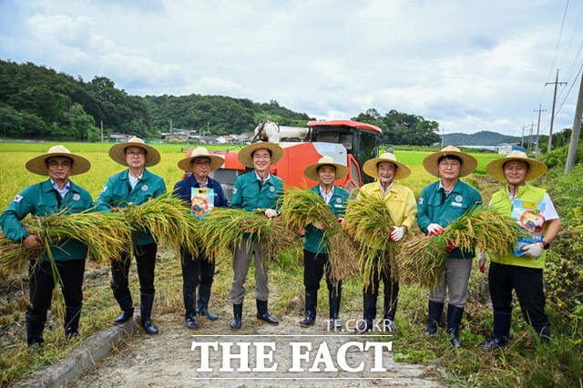 벼베기애 참여한 황병직 영주시장과 이상근 시의회 의장, 임무석 도의원, 기을 안정농협 조합장등이 기념사진을 찍고 있다. /영주시