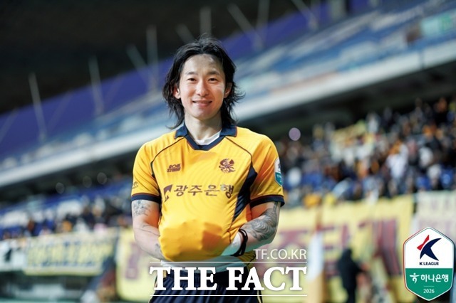 교통사고 차량에 가장 먼저 다가가 구조활동을 펼친 광주FC의 신창무./K리그