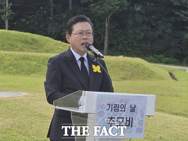 14일 충남 천안시 국립망향의동산에서 열린 일본군 위안부 피해자 기림의 날 추모행사에서 장기수 천안시장이 추모사를 하고 있다. /정효기 기자
