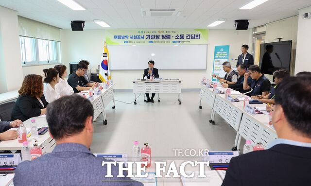 오석진 대전시교육감이 대전체육고등학교 복합체육관 공사 현장을 찾아 공사 관계자 및 민간명예감독관들의 현장 애로사항과 개선 의견을 청취하고 있다. /대전시교육청