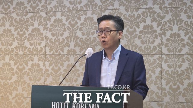 한미그룹 오너 일가의 회사 자산 사적 사용 의혹이 불거진 가운데 의혹을 제기한 김태호 전 큐어세라퓨틱스 대표가 신동국 한양정밀 회장과 임종훈 한미정밀화학 대표와의 지분 거래를 추진했던 것으로 확인됐다. 사진은 지난 7일 기자회견에 나선 김 전 대표. /조성은 기자