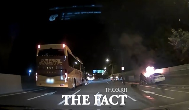 지난 9일 새벽, 부천 원정경기를 마치고 광주로 돌아가던 광주FC 선수단이 불길에 싸인 자동차의 구조활동을 펼치고 있다./한문철TV
