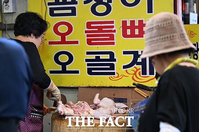 시민들이 삼계탕 판매 식당에 들어가고 있다.