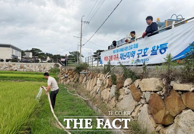 부산환경공단 관계자들이 양산 동면 일대에 농업용수를 공급하고 있다. /부산환경공단