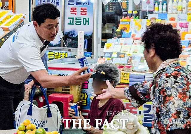 동아오츠카는 해수욕장에서 근무하는 수상 안전요원과 관광객, 재래시장에서 장시간 야외 활동을 이어가는 고령 상인들에게 포카리스웨트를 1만여 캔을 전달하며 폭염 속 수분 보충을 지원한다. /동아오츠카