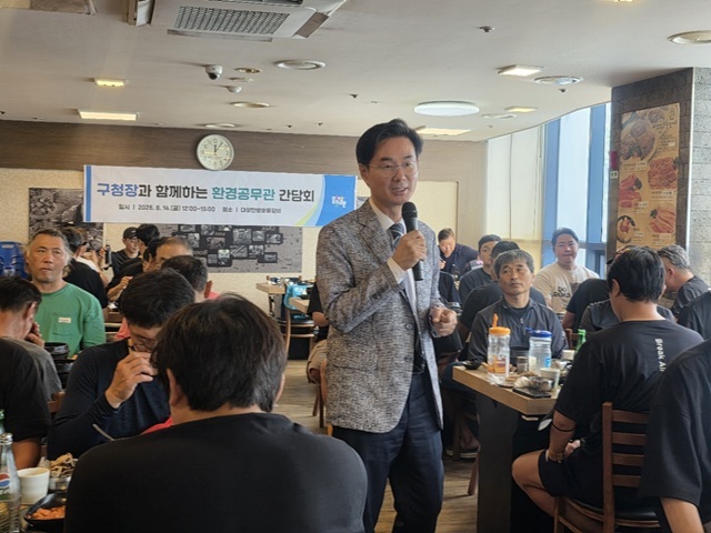 최동민 서울 동대문구청장은 14일 말복을 맞아 관내 식당에서 환경공무관들과 오찬 간담회를 열었다. 사진은 최 구청장이 간담회에 참석한 모습. /동대문구