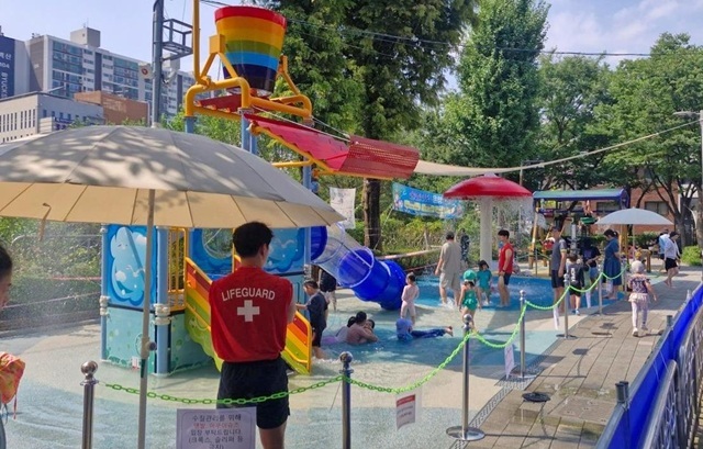 서울 서대문구는 폭염 장기화에 따라 관내 어린이 물놀이터 5곳의 운영 기간을 오는 30일까지 2주 연장한다고 14일 밝혔다. /서대문구