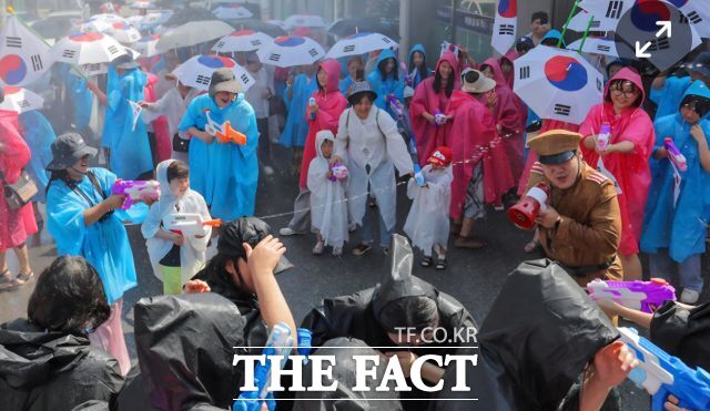 고려인마을은 매년 8월 15일 광복절에 봉오동전투 재현 행사를 연다. 지난해 열린 행사 모습. /고려인마을
