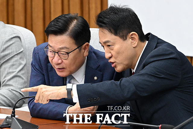 정점식 국민의힘 원내대표(왼쪽)와 오세훈 서울시장이 14일 오전 서울 여의도 국회에서 열린 원내대책회의에 참석해 대화를 나누고 있다. /국회=남용희 기자