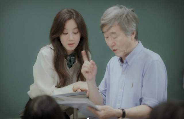 배우 정려원(왼쪽)이 故 안판석 감독을 향한 그리움을 드러냈다. /정려원 소셜미디어