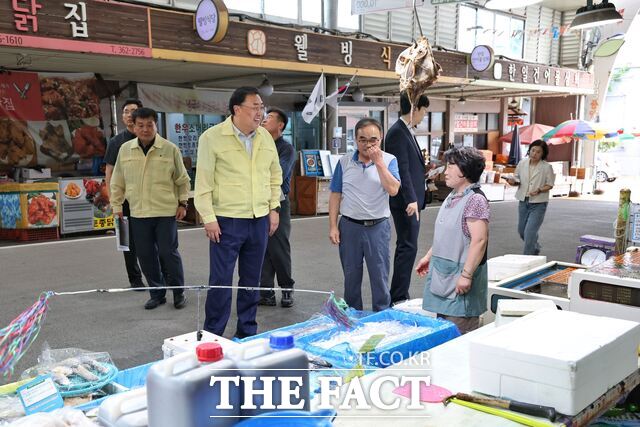 김기재 당진시장이 14일 합덕전통시장을 찾아 상인들과 시민들을 만나 지역경제 활성화를 위한 의견을 들었다. /당진시