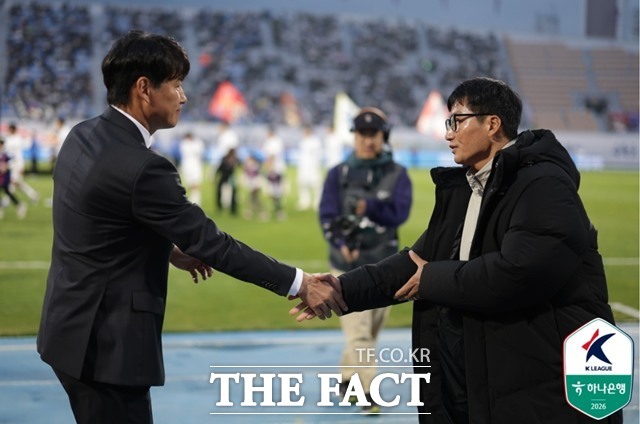 수원FC의 박건하 감독(왼쪽)과 수원 삼성의 이정효 감독이 15일 오후 7시30분 수원월드컵경기장에서 ‘하나은행 K리그2 2026’ 22라운드 '수원 더비'를 펼친다./K리그