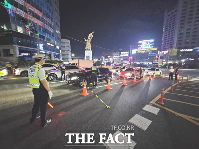 경찰이 광복절 전야 천안시 서북구 쌍용동 충무병원 앞에서 폭주족 근절을 위한 철야 합동 단속을 벌이고 있다. /정효기 기자