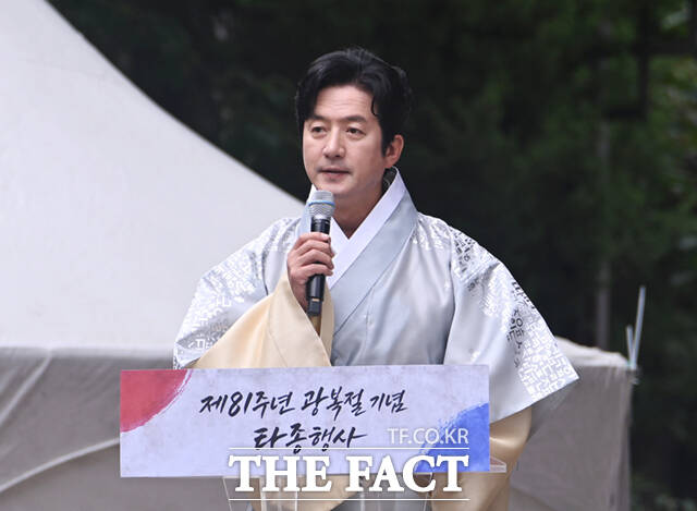 오세훈 서울시장과 독립유공자 후손 등이 15일 서울 종로구 보신각에서 제81주년 광복절 기념 타종을 하고 있다. /이새롬 기자