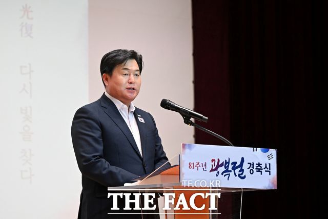 임병택 시흥시장이 15일 시청 늠내홀에서 열린 제81주년 광복절 경축식 행사에서 기념사를 낭독하고 있다. /시흥시
