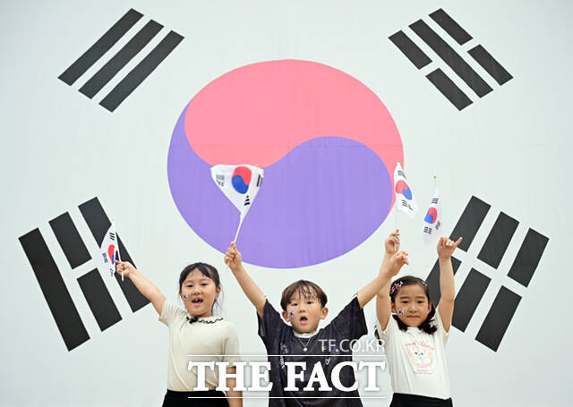제81주년 광복절인 15일 서울 서대문형무소역사관을 찾은 어린이들이 대형 태극기 앞에서 대한독립만세를 외치고 있다.