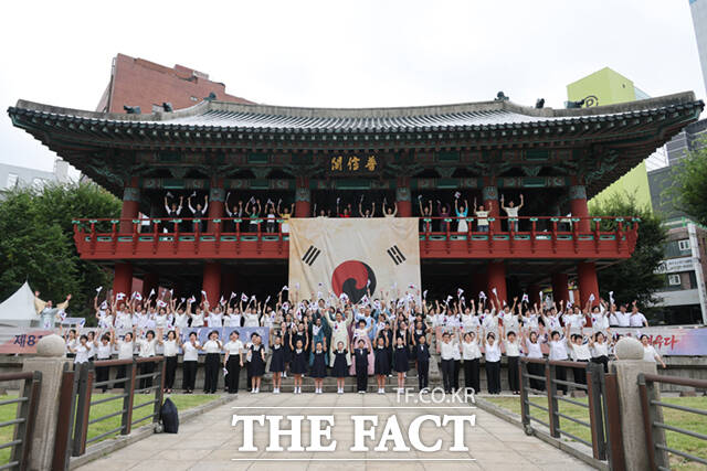 오세훈 서울시장과 독립유공자 후손 등이 15일 서울 종로구 보신각에서 제81주년 광복절 기념 타종을 하고 있다. /이새롬 기자