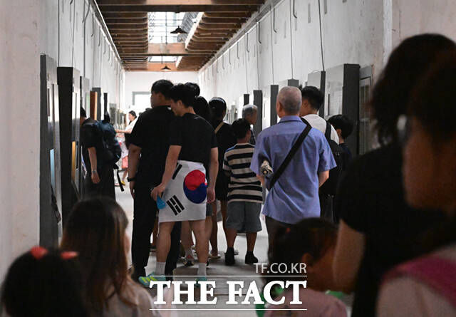 광복절을 맞아 서대문형무소역사관을 찾은 시민들이 옥사 내부를 둘러보고 있다.
