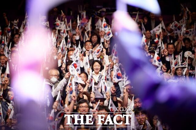 15일 경기아트센터에서 열린 제81주년 광복절 경축식 참석자들이 만세삼창을 하고 있다. /경기도