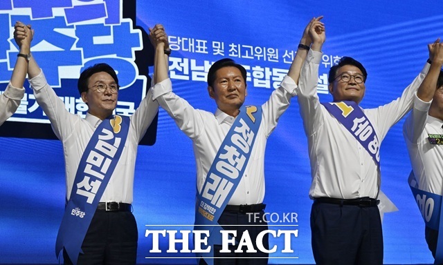 김민석(왼쪽부터), 정청래, 송영길 더불어민주당 당대표 후보가 15일 전남광주 나주시 종합스포츠파크 다목적체육관에서 열린 민주당 당대표 및 최고위원 후보자 선출을 위한 전남광주 합동연설회에서 기념촬영을 하고 있다. /뉴시스