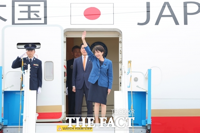 다카이치 사나에 일본 총리가 지난해 경주 APEC 정상회의 참석을 위해 부산 김해국제공항으로 입국하고 있다. /APEC 2025 KOREA