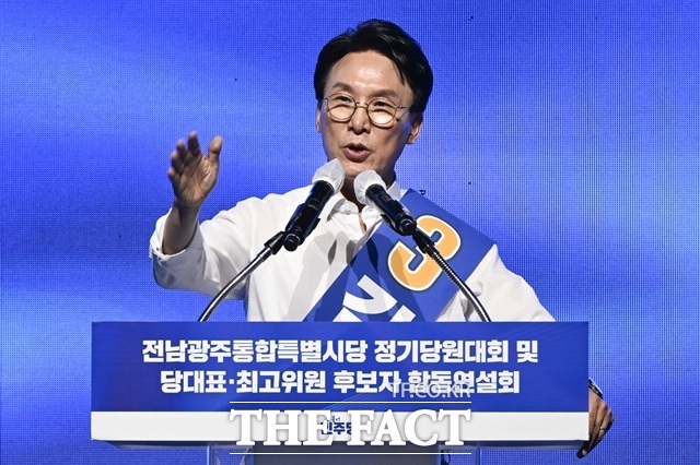 김민석 더불어민주당 당대표 후보가 권리 당원이 대거 밀집한 호남에서 유력 당권 경쟁자인 정청래 후보를 제압하면서, 당권 경쟁 승리를 위한 '8부 능선'을 넘었다는 평가다. 사진은 김 후보가 15일 전남광주 나주시 종합스포츠파크 다목적체육관에서 열린 민주당 당대표 및 최고위원 후보자 선출을 위한 전남광주 합동연설회에서 정견 발표를 하고 있는 모습. /뉴시스