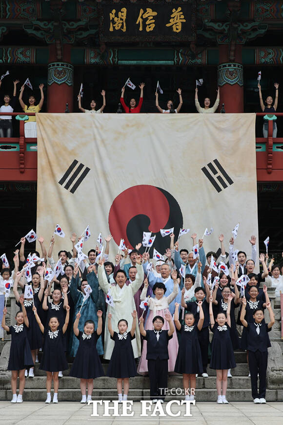 오세훈 서울시장과 독립유공자 후손 등이 15일 서울 종로구 보신각에서 제81주년 광복절 기념 타종을 하고 있다. /이새롬 기자