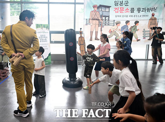 광복군 체험 프로그램에 참여한 어린이들이 일본군 검문소를 통과하고 있다.