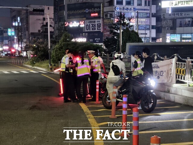 충남경찰이 15일 광복절을 맞아 천안·아산 일대 폭주행위 등 이륜차 단속에 나서고 있다. /충남경찰청