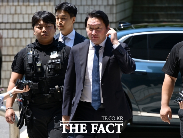 최태원 SK그룹 회장이 노소영 아트센터 나비 관장에게 9440억원을 지급하라는 파기환송심 판결에 재상고하면서 사건은 다시 대법원으로 향하게 됐다. 최 회장이 지난 6월 서울 서초구 서울고등법원에서 열린 재산분할 파기환송심 2차 조정 기일에 출석하고 있다. /임영무 기자/현장풀