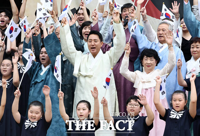 오세훈 서울시장과 독립유공자 후손 등이 15일 서울 종로구 보신각에서 제81주년 광복절 기념 타종을 하고 있다. /이새롬 기자