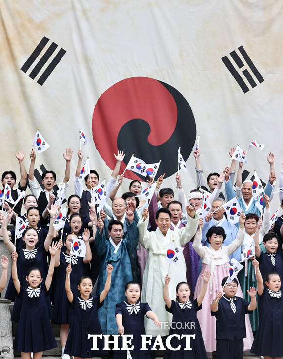 오세훈 서울시장과 독립유공자 후손 등이 15일 서울 종로구 보신각에서 제81주년 광복절 기념 타종을 하고 있다. /이새롬 기자