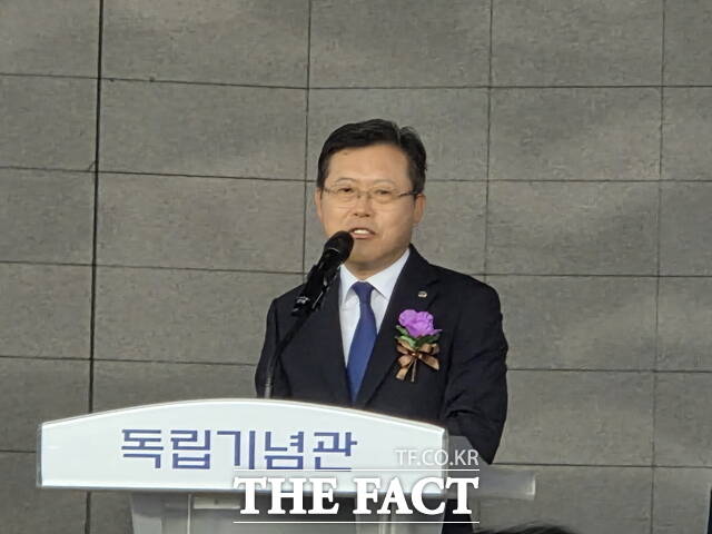 15일 독립기념관 겨레의 집에서 열린 제81주년 광복절 경축식에서 장기수 천안시장이 경축사를 하고 있다. /정효기 기자