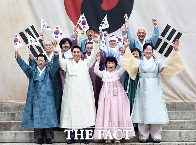 오세훈 서울시장과 임만균 서울시의회 의장, 독립유공자 후손 등이 15일 서울 종로구 보신각에서 열린 제81주년 광복절 타종행사에서 만세삼창을 하고 있다. /이새롬 기자