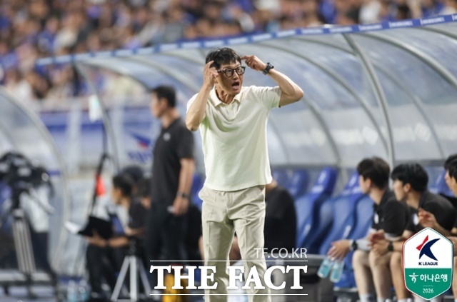 수원 삼성의 이정효 감독은 15일 격렬했던 수원FC와 '수원 더비'를 마친 후 인터뷰에서 선수들의 보여주기용 SNS 활동에 강한 우려를 나타냈다./K리그