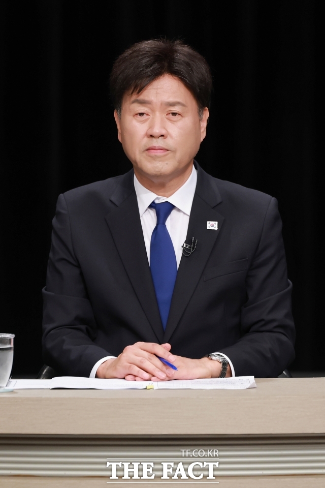 더불어민주당 최고위원 선거에 출마한 김용 후보가 전국 권리당원 순회경선을 마친 결과 당선권인 5위와 불과 2312표(0.15%포인트) 차의 초접전을 이어가면서 막판 지지를 호소했다. 사진은 3일 오후 경기 부천시 OBS경인TV에서 열린 TV토론회 시작에 앞서 토론 준비를 하고 있는 김 후보. /국회사진기자단