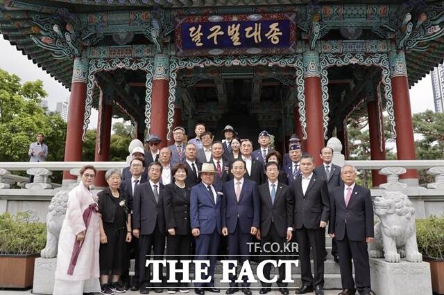 15일 광복절 81주년을 맞아 대구시 중구 국채보상운동기념공원에서 달구벌대종 타종행사를 마치고 추경호 대구시장, 우대현 광복회 대구시지부장 등 광복회원, 보훈단체장 등이 기념사진을 찍고 있다. /광복회 대구시지부