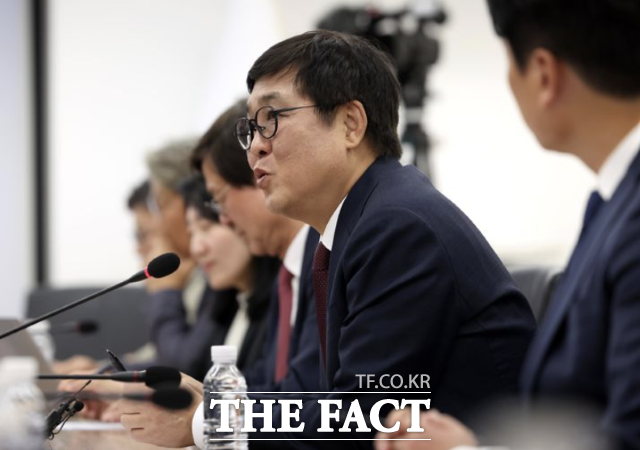 최휘영 문화체육관광부 장관이 11일 서울 종로구 국립현대미술관 서울관에서 프로축구 성장위원회 전체 회의를 열고 프로축구의 지속 가능한 성장을 위한 현장 과제와 정책화 방향에 대해 논의하고 있다. / 뉴시스