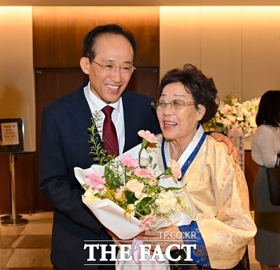추경호 대구시장이 지난 14일 일본군 위안부 피해자 기림의 날  추모음악회에서 피해자인 이용수 할머니에게 꽃다발을 전달하며 인사를 나누고 있다. /대구시