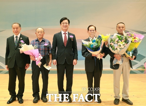 제81주년 광복절 경축식이 15일 대전시청 대강당에서 개최된 가운데 허태정 대전시장이 나라사랑 운동 공로자들에게 표창장을 수여했다. /대전시