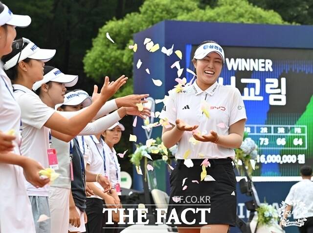 서교림이 메디힐 한국일보 챔피언십 시상식에서 우승을 축하하는 꽃세례를 받으며 입장하고 있다./KLPGA제공